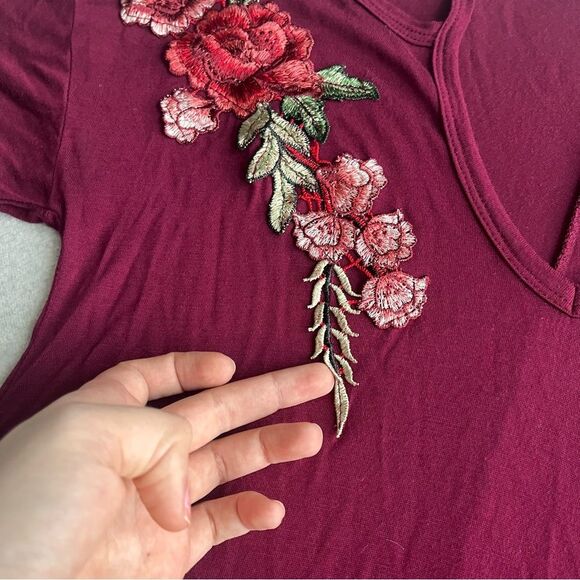 Francesca’s Floral Appliqué Cutout Top - Picture 6 of 6